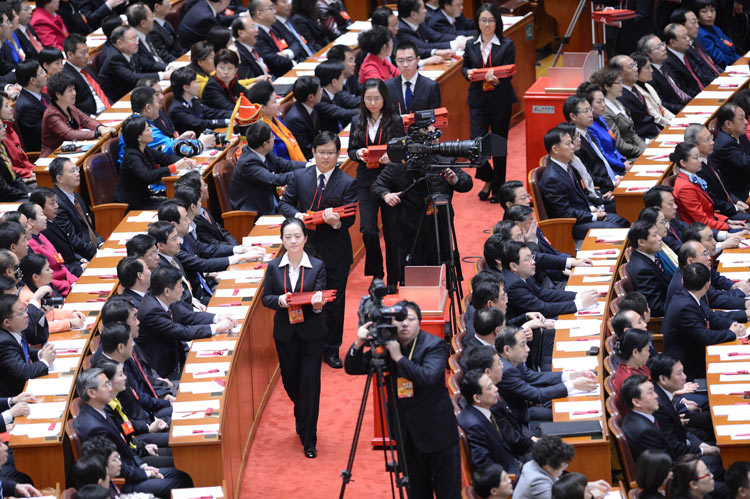   11月14日，中國共產(chǎn)黨第十八次全國代表大會閉幕會在北京人民大會堂舉行。這是工作人員在發(fā)選票。 新華社記者劉建生攝