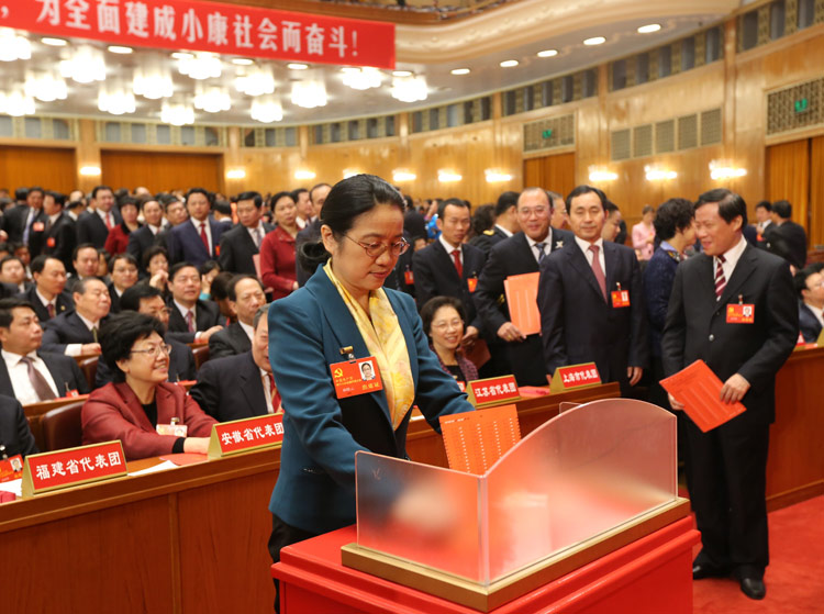   11月14日，中國共產(chǎn)黨第十八次全國代表大會閉幕會在北京人民大會堂舉行。這是代表投票選舉中央委員會委員、候補委員和中央紀律檢查委員會委員。新華社記者 姚大偉 攝