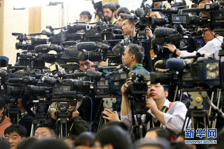 11月15日，記者在北京人民大會堂準備採訪中共十八屆一中全會上當選的中央政治局常委。 新華社記者丁林攝 