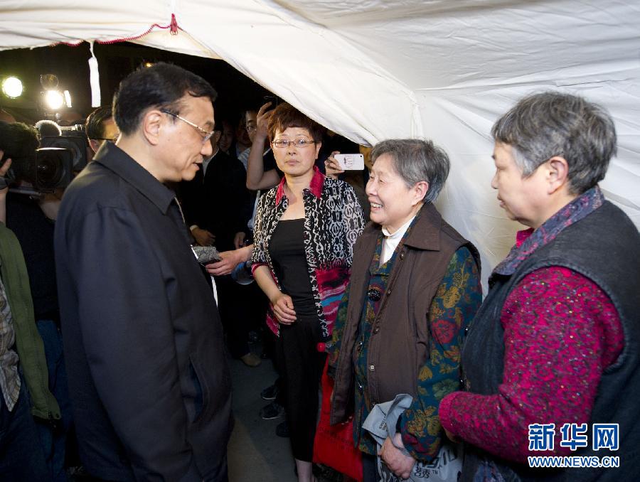    4月20日，中共中央政治局常委、國務(wù)院總理李克強(qiáng)抵達(dá)四川蘆山地震災(zāi)區(qū)察看災(zāi)情，部署抗震救災(zāi)工作。這是李克強(qiáng)在蘆山縣中學(xué)安置點(diǎn)看望受災(zāi)群眾。新華社記者 黃敬文 攝