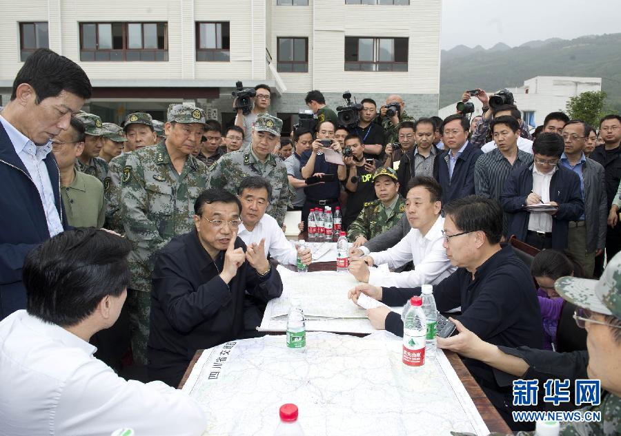   4月20日，中共中央政治局常委、國務院總理李克強抵達四川蘆山地震災區(qū)察看災情，部署抗震救災工作。這是李克強在受災嚴重的龍門鄉(xiāng)召開現(xiàn)場會。新華社記者 黃敬文 攝