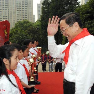 俞正聲同志照片集            2011年5月31日，中共中央政治局委員、上海市委書記俞正聲為上海市“十佳少先隊(duì)員”獲獎(jiǎng)學(xué)生頒獎(jiǎng)。