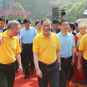 王岐山同志照片集            2012年5月19日，王岐山在湖南張家界出席2012“中國(guó)旅游日”主題活動(dòng)啟動(dòng)儀式。