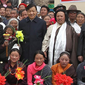 劉雲(yún)山同志照片集            2011年4月14日，劉雲(yún)山在青海省玉樹縣結古鎮(zhèn)考察災后重建項目后與災區(qū)群眾合影。