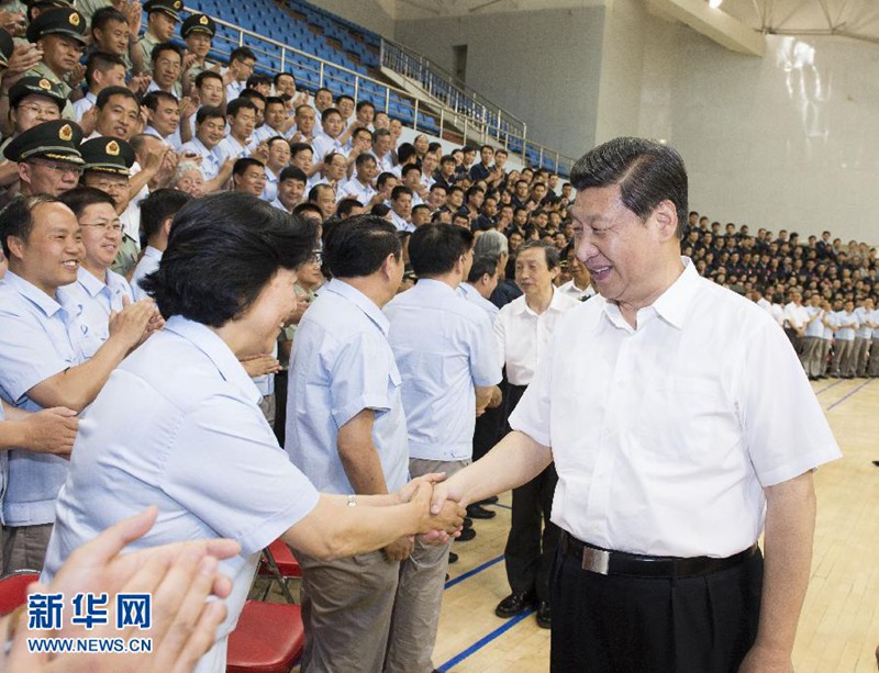 2013年6月11日，中共中央總書記、國(guó)家主席、中央軍委主席習(xí)近平在酒泉衛(wèi)星發(fā)射中心觀看神舟十號(hào)載人飛船發(fā)射。這是習(xí)近平在飛船發(fā)射成功后親切接見參加這次任務(wù)的參研參試單位代表，向他們表示誠(chéng)摯慰問(wèn)。新華社記者 李學(xué)仁 攝