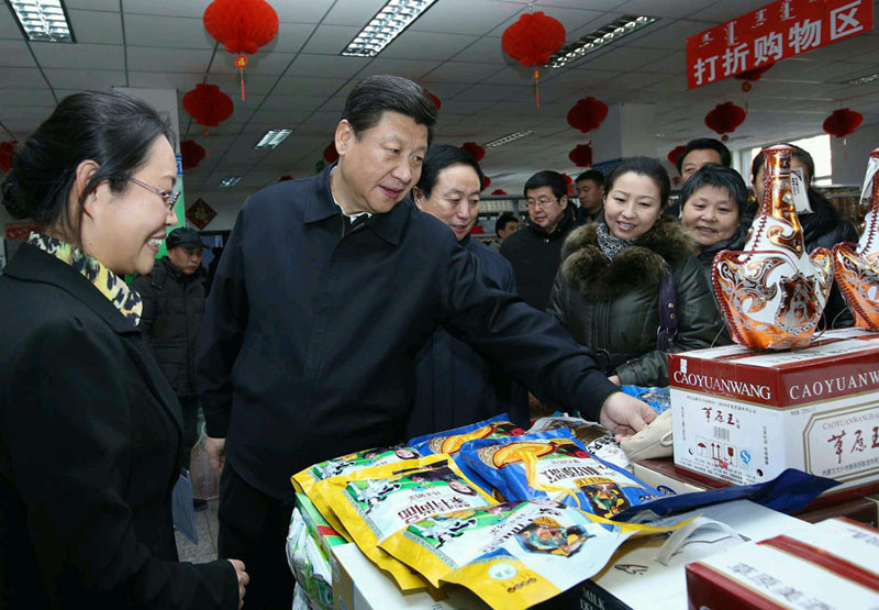 在錫林浩特市愛民社區(qū)，習(xí)近平走進(jìn)衛(wèi)生服務(wù)站、民惠超市、便民服務(wù)大廳，同工作人員和居民親切交談，了解社區(qū)關(guān)心低保戶、殘疾人及建設(shè)關(guān)愛型社區(qū)情況，對社區(qū)工作給予肯定。上車前，他叮囑社區(qū)負(fù)責(zé)人：“要把人民放在心中最高位置，全力為群眾排憂解難。”