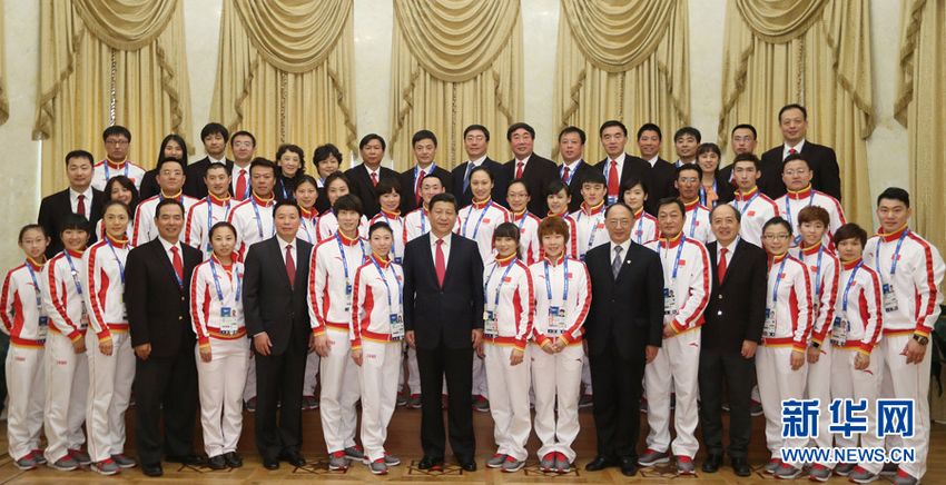 2月7日，中共中央總書記、國家主席、中央軍委主席習近平在俄羅斯索契親切看望參加第二十二屆冬季奧林匹克運動會的中國體育代表團。這是習近平同代表團成員集體合影。新華社記者 蘭紅光 攝