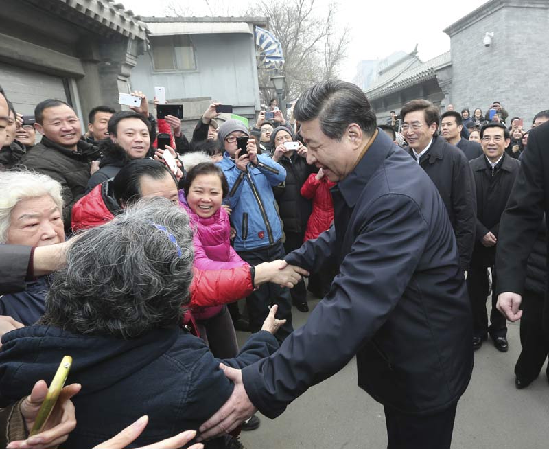 中共中央總書記、國家主席、中央軍委主席習(xí)近平近日在北京市考察。這是習(xí)近平在東城區(qū)考察玉河歷史文化風(fēng)貌保護(hù)項(xiàng)目時(shí)與群眾熱情握手。新華社記者 丁林 攝