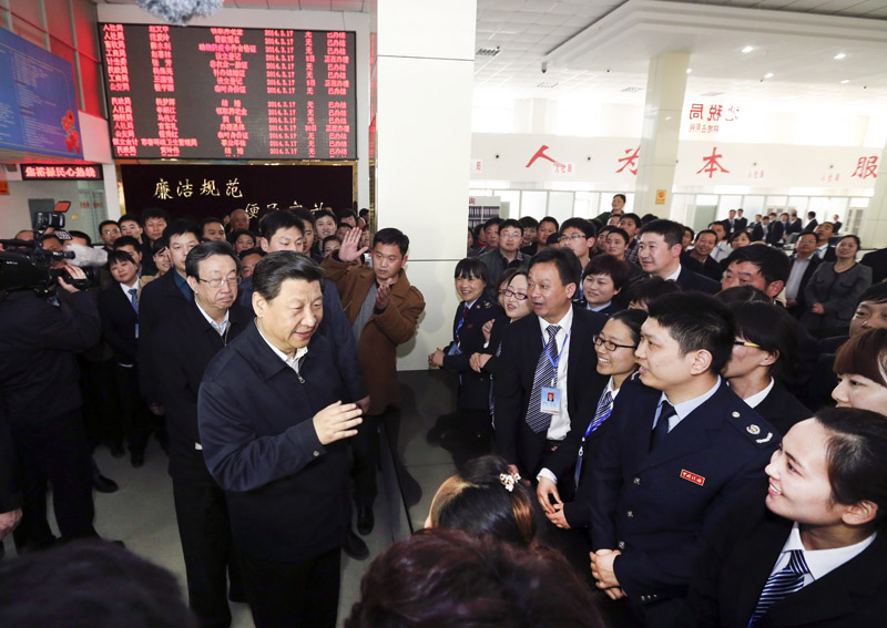 3月17日至18日，中共中央總書記、國家主席、中央軍委主席習近平在河南省蘭考縣調研指導黨的群眾路線教育實踐活動。這是3月17日，習近平在視察縣為民服務中心辦事大廳時同現(xiàn)場群眾和工作人員交流。 新華社記者丁林攝