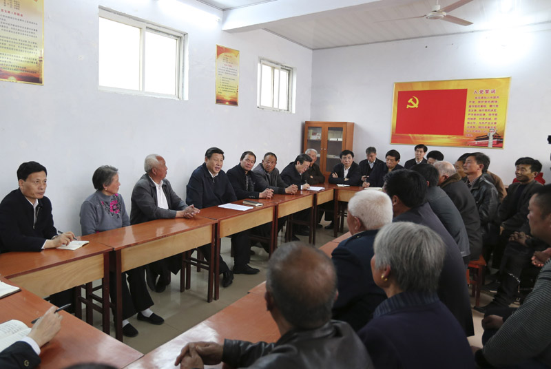 3月17日至18日，中共中央總書記、國家主席、中央軍委主席習近平在河南省蘭考縣調(diào)研指導黨的群眾路線教育實踐活動。這是3月17日，習近平在東壩頭鄉(xiāng)張莊村村委會與干部群眾座談，聽取意見和建議。 新華社記者丁林攝