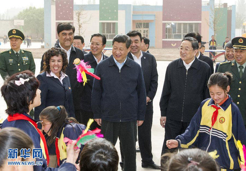 4月27日至30日，中共中央總書記、國家主席、中央軍委主席習(xí)近平在新疆考察。這是4月28日上午，習(xí)近平在疏附縣托克扎克鎮(zhèn)中心小學(xué)看學(xué)生們踢毽子。新華社記者謝環(huán)馳攝