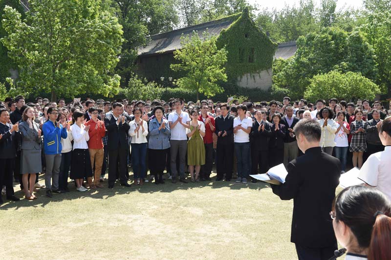 5月4日，中共中央總書記、國家主席、中央軍委主席習(xí)近平在北京大學(xué)考察。這是習(xí)近平在校園觀看北大師生紀念五四運動95周年青春詩會。新華社記者馬佔成攝