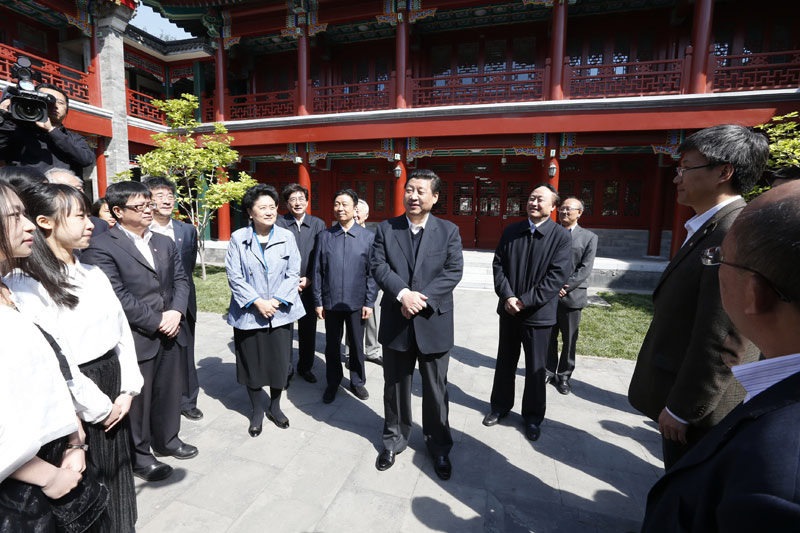 5月4日，中共中央總書記、國(guó)家主席、中央軍委主席習(xí)近平在北京大學(xué)考察。這是習(xí)近平在人文學(xué)苑同師生們交流。 新華社記者鞠鵬攝