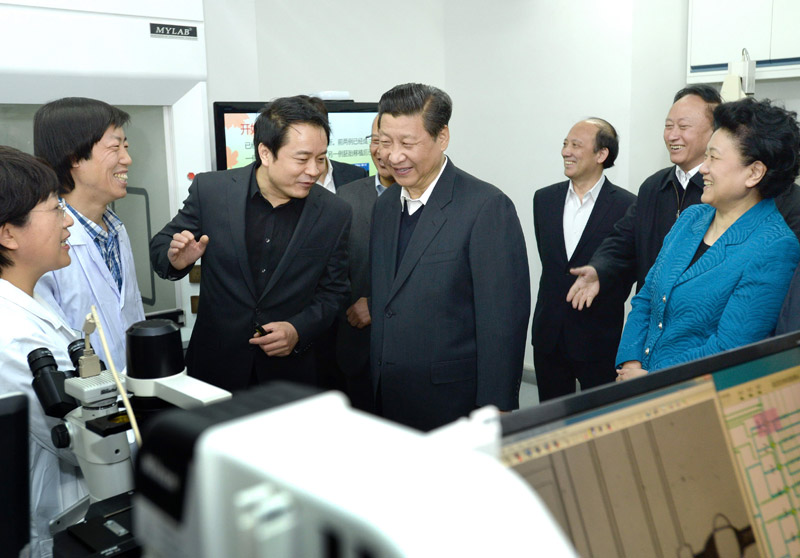 5月4日，中共中央總書記、國(guó)家主席、中央軍委主席習(xí)近平在北京大學(xué)考察。這是習(xí)近平在生物動(dòng)態(tài)光學(xué)成像中心了解癌癥早期診斷研究應(yīng)用情況。新華社記者馬佔(zhàn)成攝