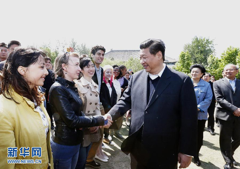 5月4日，中共中央總書記、國家主席、中央軍委主席習近平在北京大學考察。這是習近平在北大校園同留學生親切交談。 新華社記者鞠鵬攝