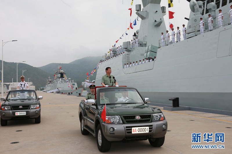 2013年4月9日，習(xí)近平登上敞篷車，依次檢閱岳陽艦、衡水艦、玉林艦等艦艇。李剛 攝