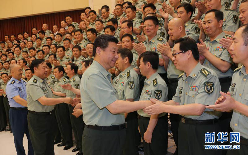 2013年7月29日，習(xí)近平親切接見(jiàn)北京軍區(qū)機(jī)關(guān)團(tuán)以上干部。李剛攝