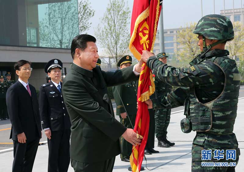 2014年4月9日，習(xí)近平視察中國人民武裝警察部隊特種警察學(xué)院並為“獵鷹突擊隊”授旗。李剛 攝