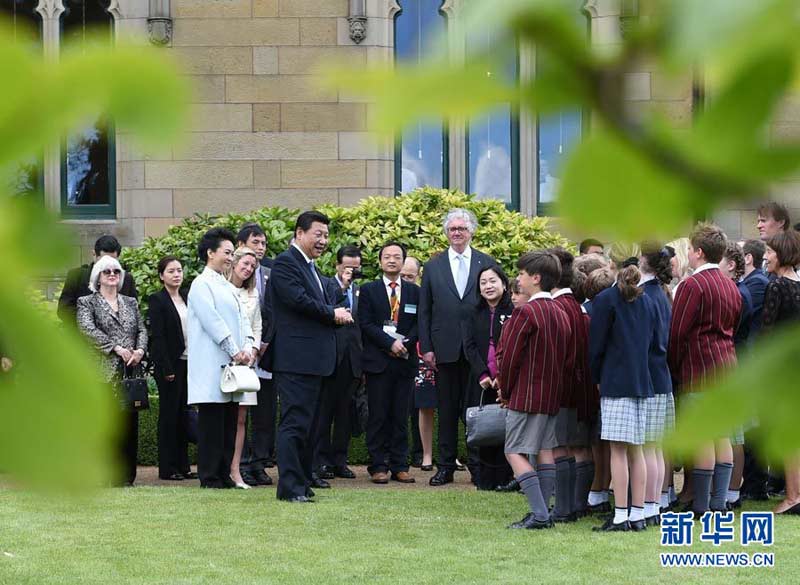 11月18日，國家主席習近平在澳大利亞塔斯馬尼亞州與朗塞斯頓市斯科奇－歐克伯恩小學的小學生共同植樹。 新華社記者 馬佔成 攝