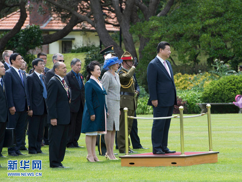 11月20日，中國國家主席習(xí)近平在惠靈頓總督府出席新西蘭總督邁特帕裡舉行的歡迎儀式。這是習(xí)近平和夫人彭麗媛與邁特帕裡總督夫婦在歡迎儀式上。新華社記者李學(xué)仁攝