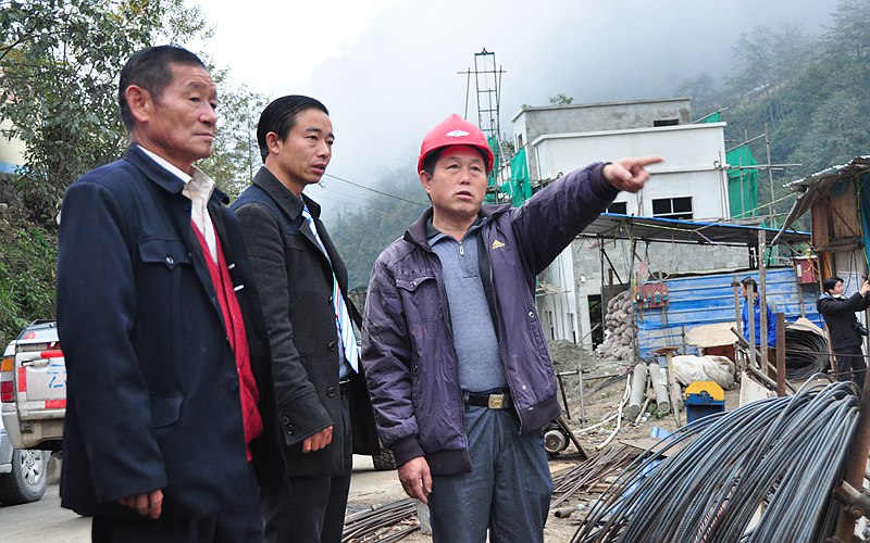 高德榮察看污水處理廠建設(shè)情況。人民網(wǎng) 楊麗娜攝