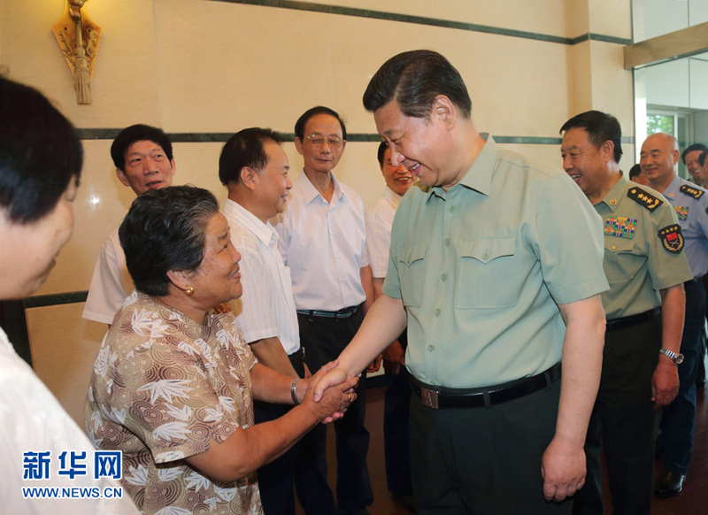 八一建軍節(jié)到來之際，中共中央總書記、國家主席、中央軍委主席習(xí)近平來到福建，親切看望慰問部隊(duì)官兵和雙擁模范代表，代表黨中央、中央軍委向解放軍指戰(zhàn)員、武警部隊(duì)官兵、民兵預(yù)備役人員致以誠摯的問候和節(jié)日的祝賀。這是7月30日，習(xí)近平與福建雙擁模范代表親切交談。 新華社記者李剛攝