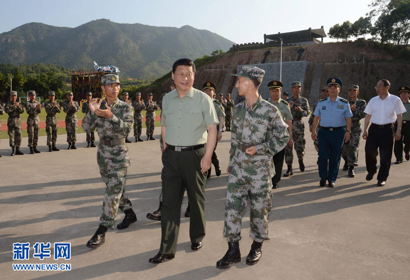 八一建軍節(jié)到來之際，中共中央總書記、國家主席、中央軍委主席習近平來到福建，親切看望慰問部隊官兵和雙擁模范代表，代表黨中央、中央軍委向解放軍指戰(zhàn)員、武警部隊官兵、民兵預備役人員致以誠摯的問候和節(jié)日的祝賀。這是7月30日，習近平看望慰問第31集團軍某師官兵。 新華社記者李剛攝