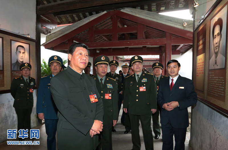 10月30日，全軍政治工作會議在福建省上杭縣古田鎮(zhèn)召開，中共中央總書記、國家主席、中央軍委主席習近平出席會議並發(fā)表重要講話。這是10月31日，習近平參觀古田會議會址。新華社記者李剛攝