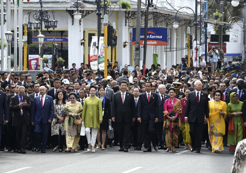 4月24日，國家主席習近平在印度尼西亞萬隆出席萬隆會議60周年紀念活動。這是習近平主席和夫人彭麗媛同亞非國家的領導人一起參加緬懷先賢的“歷史性步行”。新華社記者 李學仁 攝