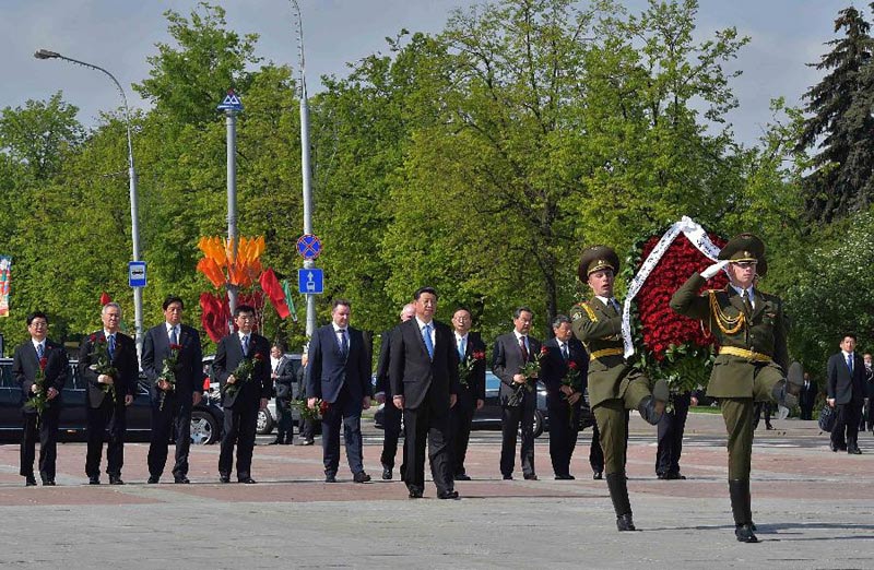 5月11日，國(guó)家主席習(xí)近平在明斯克向白俄羅斯勝利紀(jì)念碑敬獻(xiàn)花圈。 新華社記者 李濤 攝