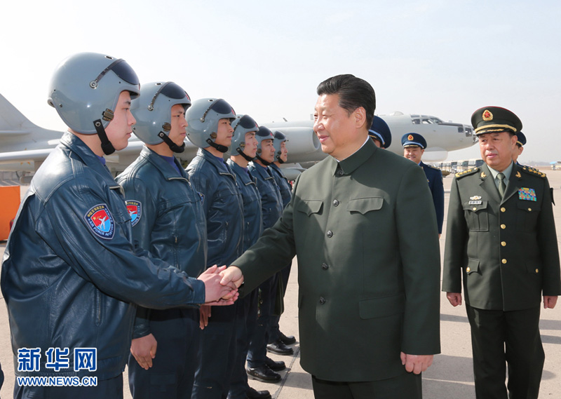 2015年2月16日，習(xí)近平同空軍航空兵某團(tuán)飛行機(jī)組和機(jī)務(wù)人員握手交談。李剛攝