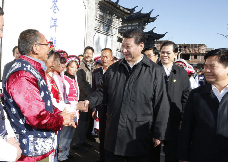 1月20日，習(xí)近平離開大理白族自治州大理市灣橋鎮(zhèn)古生村時(shí)，同聞?dòng)嵍鴣淼拇迕駛兾帐?。新華社記者 鞠鵬 攝