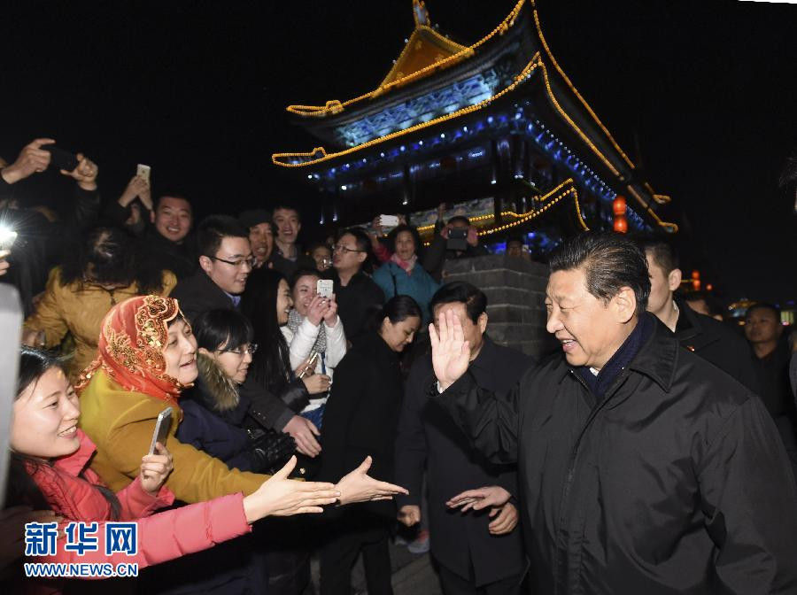 2月15日晚，習(xí)近平在西安古城牆，考察城牆保護(hù)狀況時，向群眾揮手致意，祝大家新春快樂。新華社記者 李學(xué)仁 攝