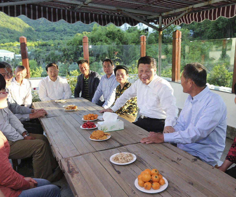 5月25日下午，習(xí)近平在舟山定海區(qū)干（覽加石旁）鎮(zhèn)新建社區(qū)村民袁其忠家中與村民代表座談。新華社記者 蘭紅光 攝