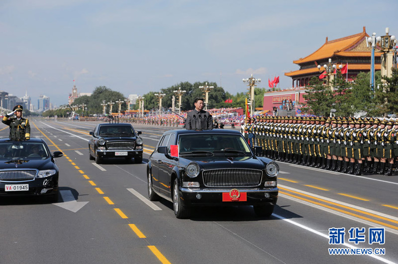 9月3日，紀(jì)念中國人民抗日戰(zhàn)爭暨世界反法西斯戰(zhàn)爭勝利70周年大會在北京天安門廣場隆重舉行。這是中共中央總書記、國家主席、中央軍委主席習(xí)近平檢閱受閱部隊。新華社記者李剛攝