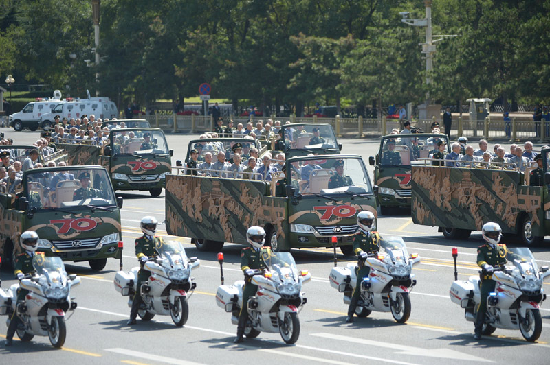 9月3日，中國人民抗日戰(zhàn)爭暨世界反法西斯戰(zhàn)爭勝利70周年紀念大會在北京隆重舉行。這是抗戰(zhàn)老兵乘車方隊。新華社記者薛玉斌攝