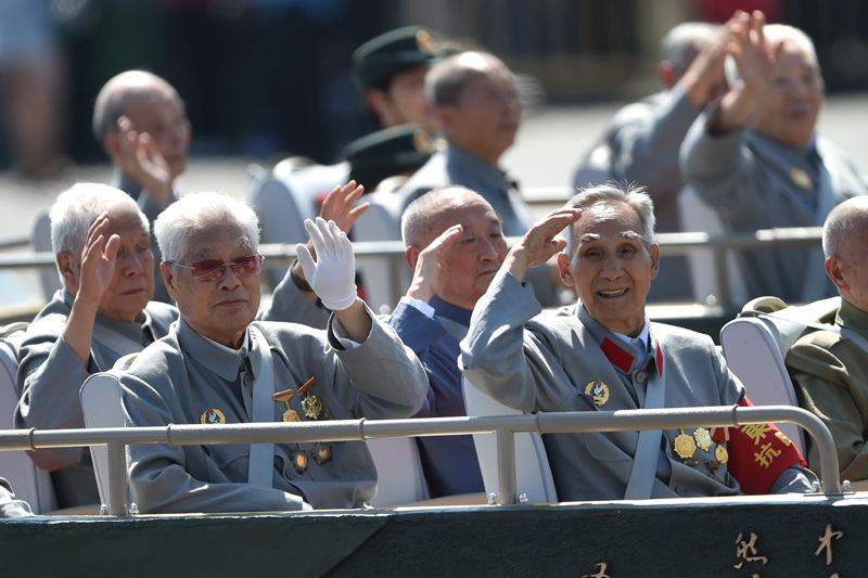 9月3日，中國人民抗日戰(zhàn)爭暨世界反法西斯戰(zhàn)爭勝利70周年紀念大會在北京隆重舉行。這是抗戰(zhàn)老兵乘車方隊。新華社記者朱崢攝