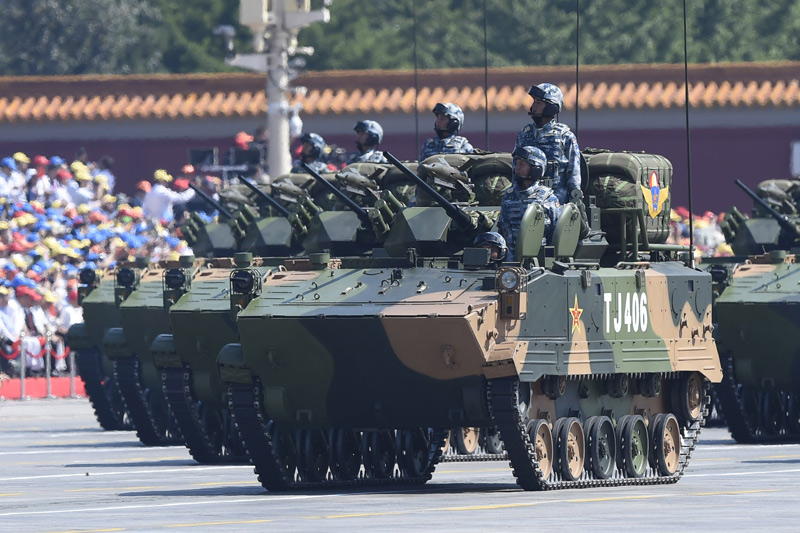 9月3日，中國人民抗日戰(zhàn)爭暨世界反法西斯戰(zhàn)爭勝利70周年紀(jì)念大會在北京隆重舉行。這是空降兵戰(zhàn)車方隊(duì)接受檢閱。 新華社記者 公磊 攝