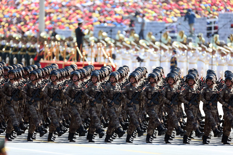 9月3日，中國人民抗日戰(zhàn)爭暨世界反法西斯戰(zhàn)爭勝利70周年紀(jì)念大會(huì)在北京隆重舉行。這是英模部隊(duì)方隊(duì)接受檢閱。新華社記者 曹燦 攝 