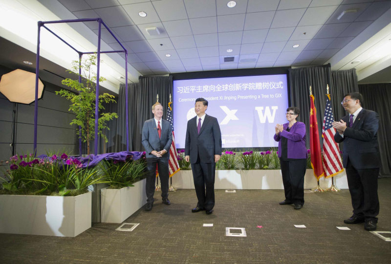 9月23日，國家主席習(xí)近平在西雅圖附近的雷德蒙德市參觀美國微軟公司總部。這是習(xí)近平向清華大學(xué)和華盛頓大學(xué)聯(lián)合創(chuàng)辦的全球創(chuàng)新交流學(xué)院贈送水杉樹苗。新華社記者 蘭紅光 攝