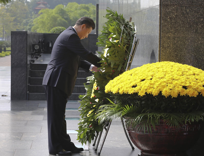 11月6日，中共中央總書記、國家主席習近平在河內(nèi)拜謁胡志明陵並敬獻花圈。新華社記者 蘭紅光 攝