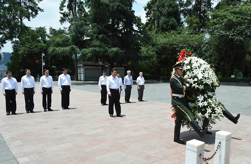 這是16日上午，習近平在遵義市紅軍山烈士陵園向紅軍烈士紀念碑敬獻花籃。新華社記者 李學仁 攝