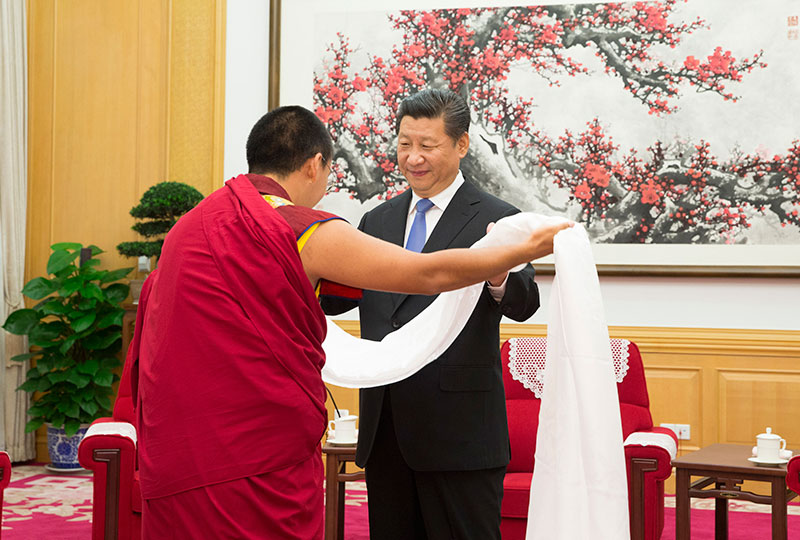 6月10日，中共中央總書記、國家主席、中央軍委主席習(xí)近平在北京中南海接受班禪額爾德尼·確吉杰布的拜見。這是班禪向習(xí)近平敬獻哈達。新華社記者 蘭紅光 攝