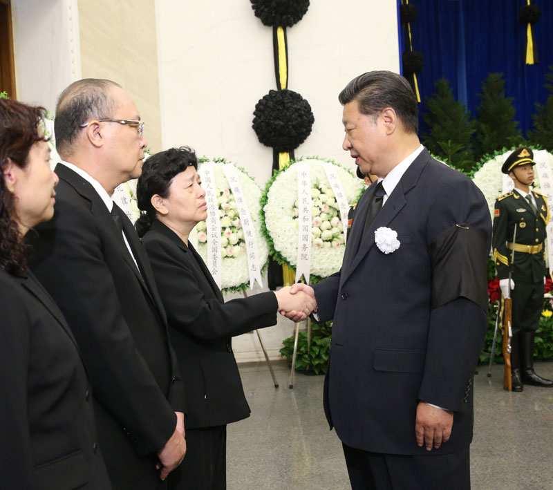 8月16日，尉健行同志遺體在北京八寶山革命公墓火化。習近平、李克強、張德江、俞正聲、劉雲(yún)山、王岐山、張高麗、胡錦濤等前往八寶山送別，江澤民在外地送花圈表示哀悼。這是習近平與尉健行親屬握手，表示深切慰問。新華社記者 劉衛(wèi)兵 攝