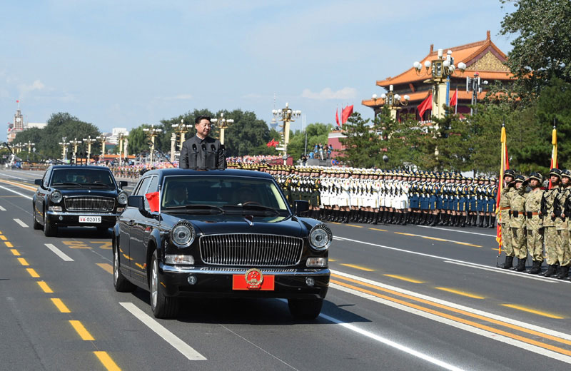 9月3日，紀(jì)念中國人民抗日戰(zhàn)爭暨世界反法西斯戰(zhàn)爭勝利70周年大會(huì)在北京天安門廣場(chǎng)隆重舉行。這是中共中央總書記、國家主席、中央軍委主席習(xí)近平檢閱受閱部隊(duì)。新華社記者 李學(xué)仁 攝