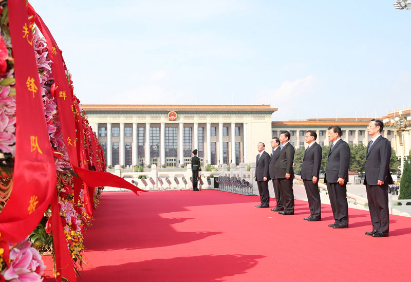 9月30日上午，黨和國家領(lǐng)導(dǎo)人習(xí)近平、李克強(qiáng)、張德江、劉雲(yún)山、王岐山、張高麗等來到北京天安門廣場，出席烈士紀(jì)念日向人民英雄敬獻(xiàn)花籃儀式。新華社記者 黃敬文 攝