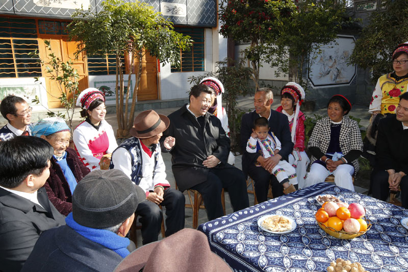 這是1月20日，習(xí)近平來到大理白族自治州大理市灣橋鎮(zhèn)古生村村民李德昌家，同村民們圍坐在一起親切拉家常。新華社記者 鞠鵬 攝