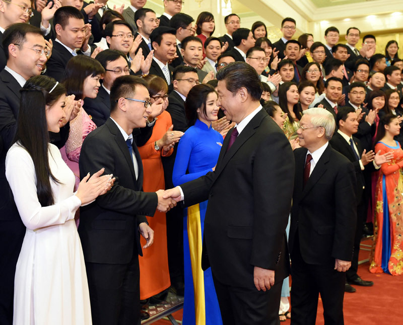 4月7日，中共中央總書記、國(guó)家主席習(xí)近平和越共中央總書記阮富仲在北京人民大會(huì)堂共同出席第十五屆中越青年友好會(huì)見活動(dòng)，同兩國(guó)青年代表親切握手，合影留念。新華社記者饒愛民攝