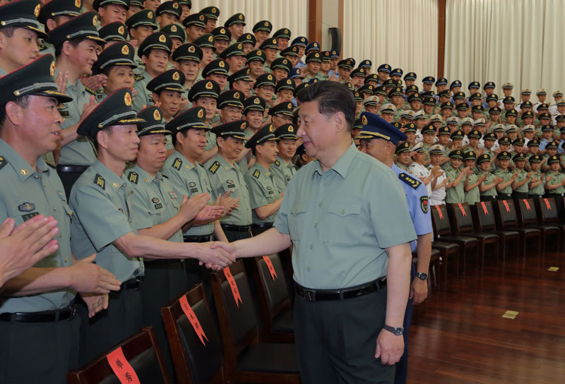 5月26日，中共中央總書記、國家主席、中央軍委主席習(xí)近平在浙江省軍區(qū)機(jī)關(guān)親切接見駐浙部隊師以上領(lǐng)導(dǎo)干部和建制團(tuán)單位主官。新華社記者 李剛 攝