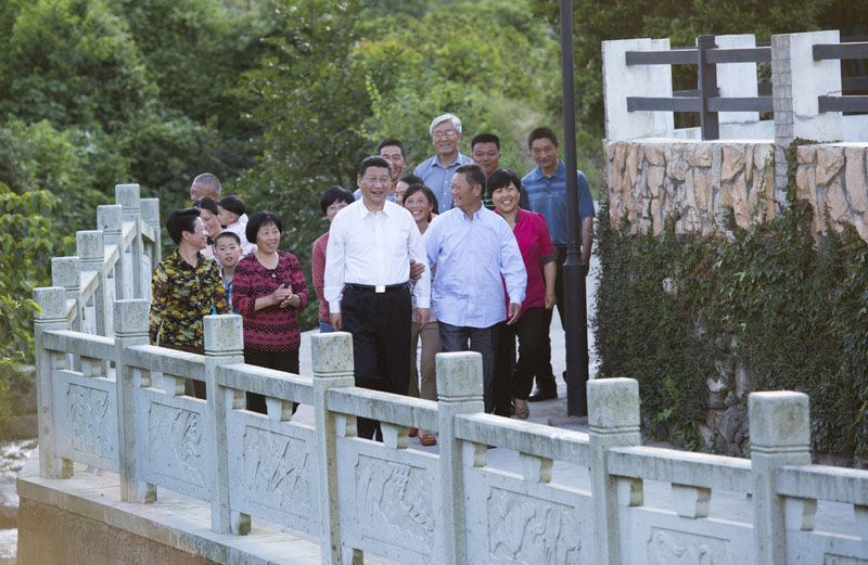 這是5月25日下午，習(xí)近平在舟山定海區(qū)干（石覽）鎮(zhèn)新建社區(qū)視察。新華社記者 謝環(huán)馳 攝